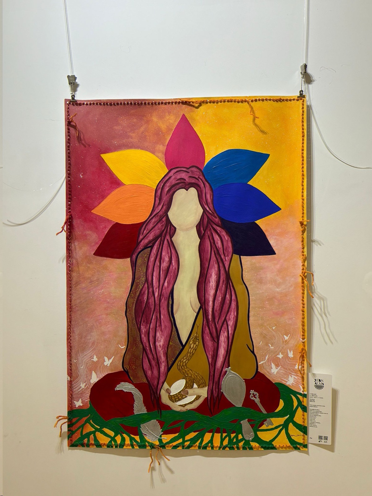 Obra figurativa de Marina Leão, rosto feminino com coroa de cores